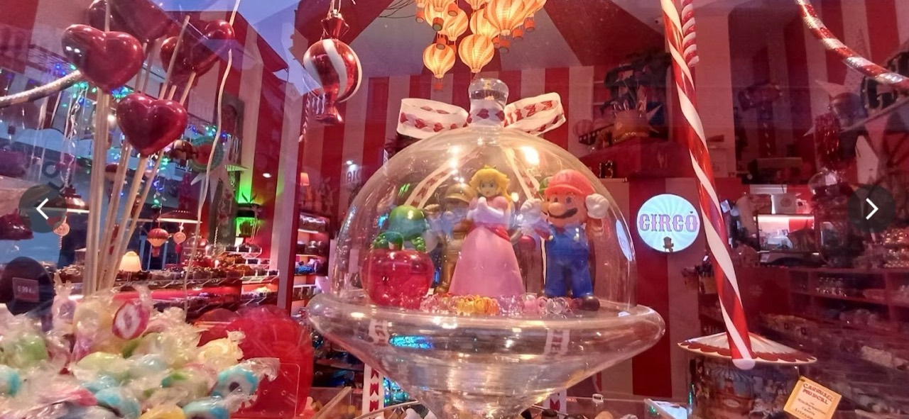 Campana de cristal con personajes y dulces en el escaparate de CIRCO