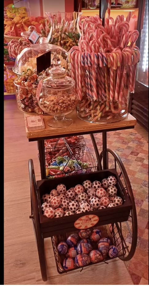 Tarros de golosinas y bastones de caramelo en el carrito de CIRCO