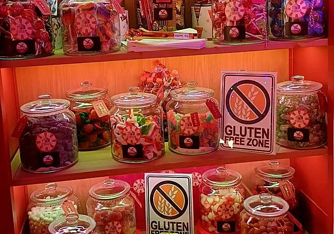 Zona Libre de Gluten en la tienda con frascos llenos de chuches sin alérgenos